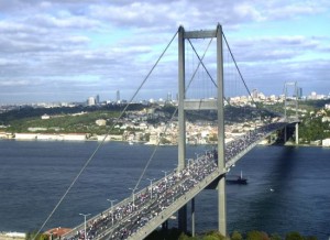 brug over Bosporus marathon Istanbul